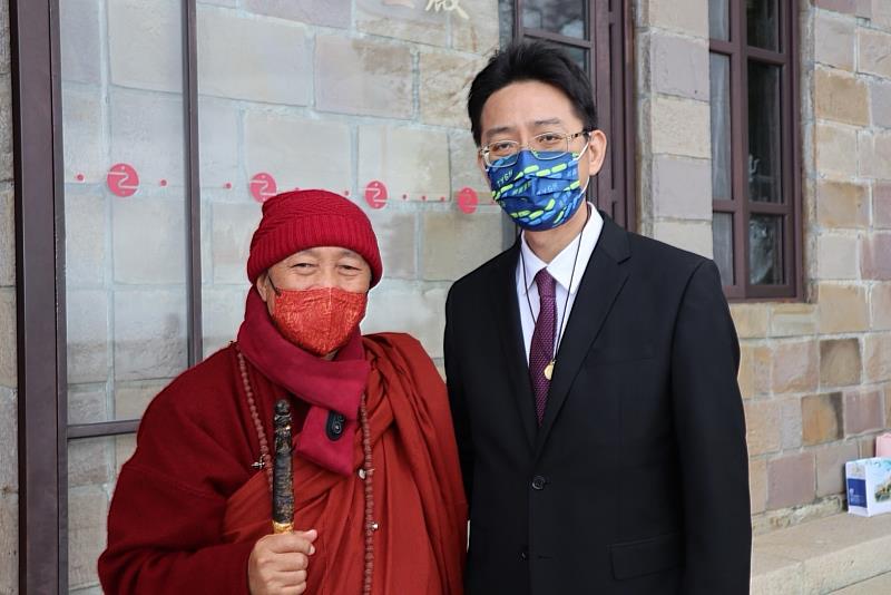 心道法師在王院長生命中面臨重大關卡姊姊罹癌、父親往生時予以開導關懷。（圖片提供/靈鷲山佛教教團提供）