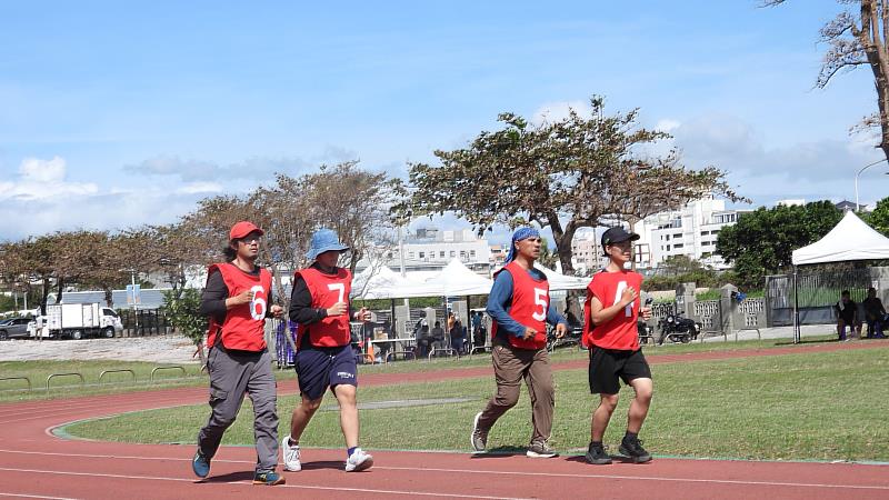 術科測驗：20公斤負重1,500公尺跑走。