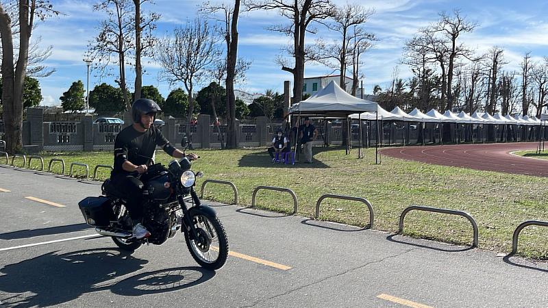 術科測驗：循環檔機車騎乘。