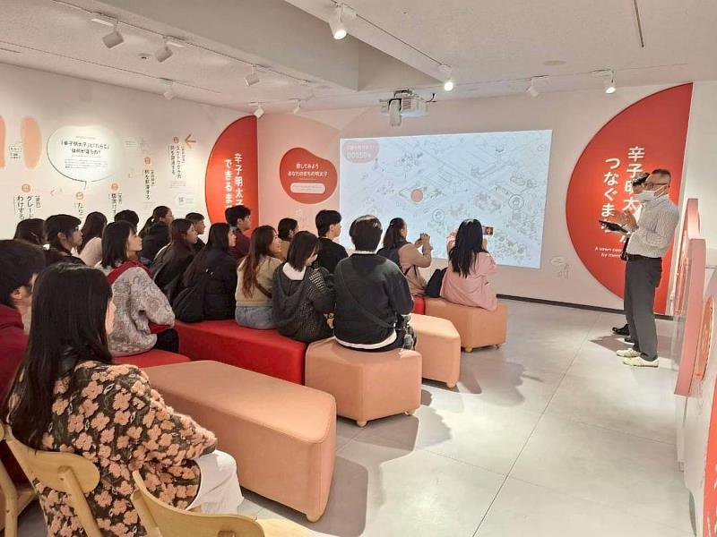 參訪明太子工廠觀看影片介紹（2025/1/17）。