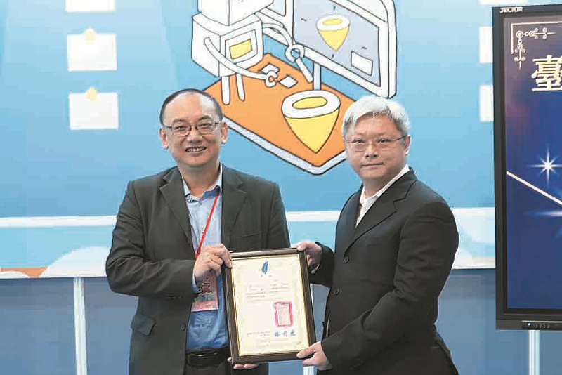 教育部資訊及科技教育司吳穎沺司長（左）於「2024 臺灣開放教育卓越獎頒獎典禮」中，頒發「開放教育數位教學資源運用示範獎（個人組）」予北商大通識教育中心林怡安老師（右）。（圖片來源/社團法人臺灣開放式課程暨教育聯盟）