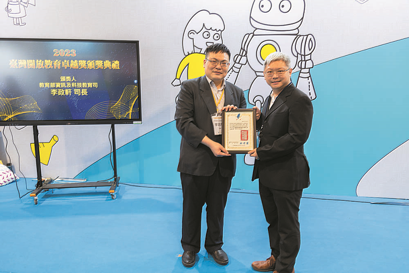 北商大通識教育中心林怡安老師（右）於2023年首度榮獲「開放教育數位教學資源運用示範獎（個人組）」，由教育部資訊及科技教育司李政軒司長（左）親自頒獎。（圖片來源/社團法人臺灣開放式課程暨教育聯盟）