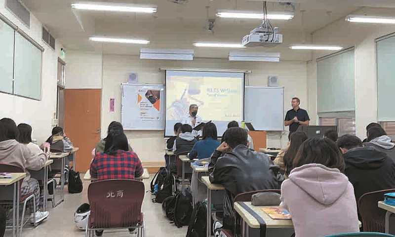 北商大通識教育中心林怡安老師在課程中安排外籍業師演講，主題是雅思英檢作文題型的簡介和作答策略的解說。