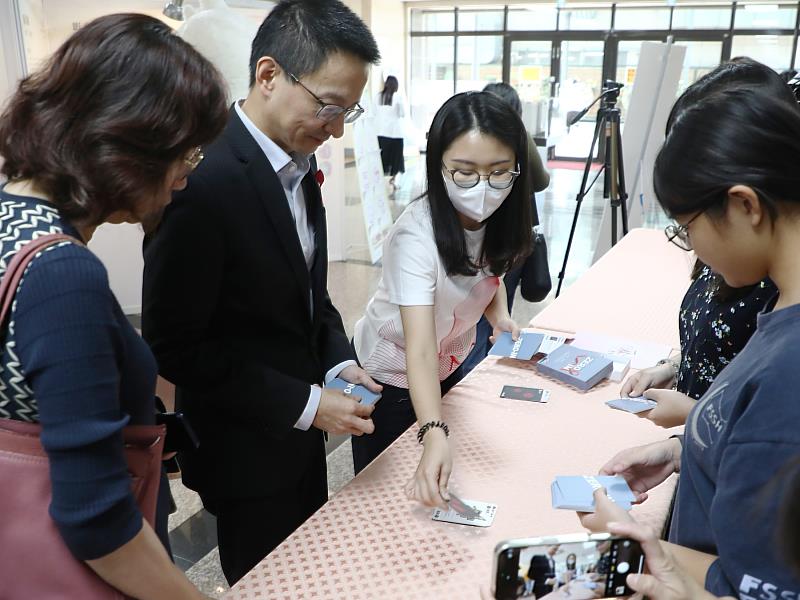 疾管署長羅一鈞（左2）和學生一起玩HIV生存戰卡牌。