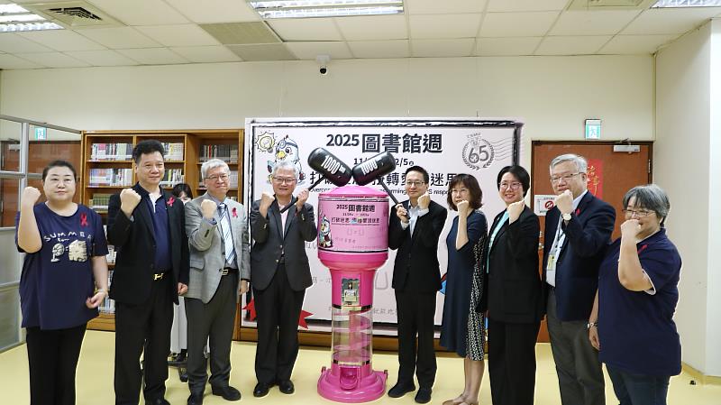 疾管署長羅一鈞（右5）和財團法人中山醫學大學董事長周英香（右3）、校長黃建寧（左4）等人共同呼籲打造零歧視友善醫療環境。