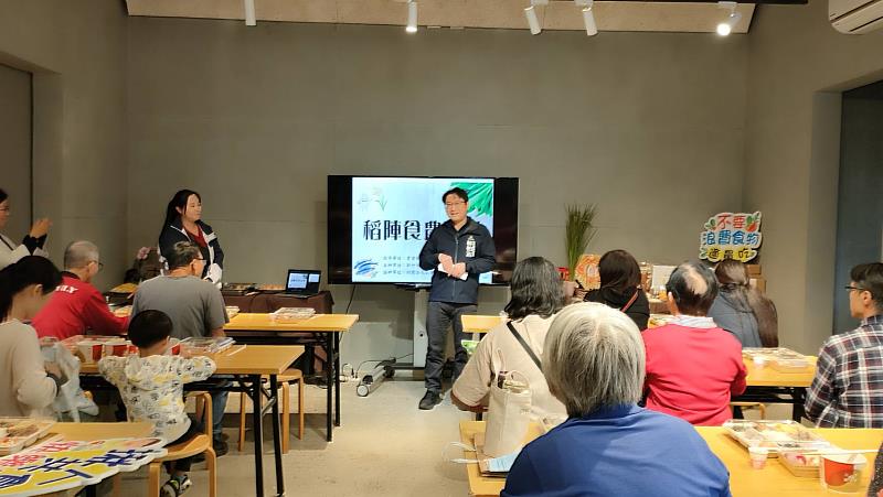 產業發展處副處長林柏志與農科院組長高千雅博士分別闡述以推動食農教育向下扎根。