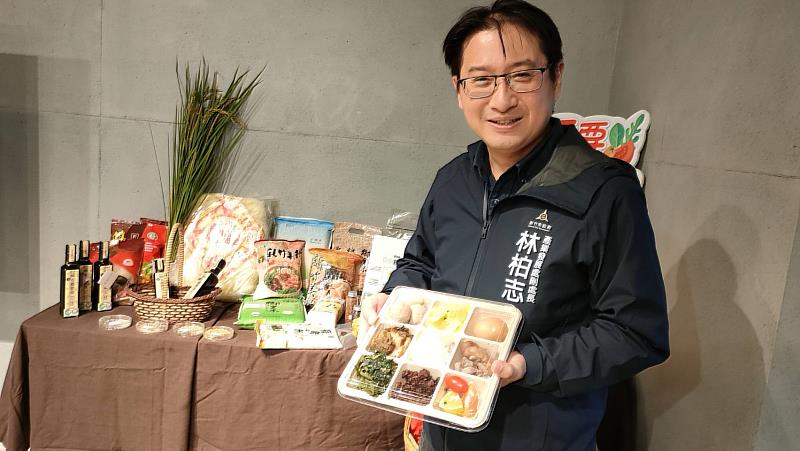 產業發展處副處長林柏志展示特色九宮格餐盒。