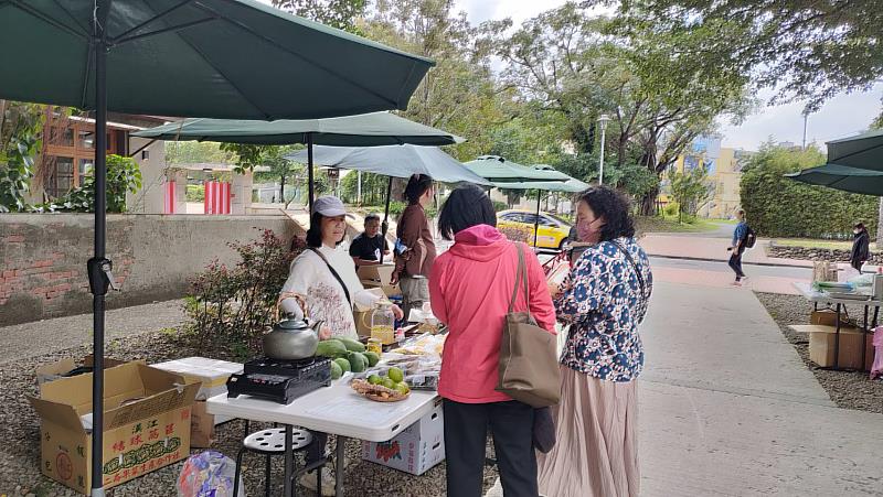 民眾參觀好食同樂市集。