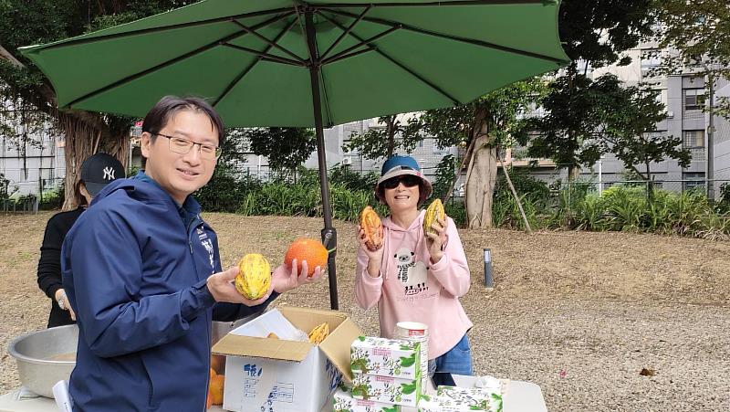 農友與產業發展處副處長林柏志分享本土產木鱉果及可可果。