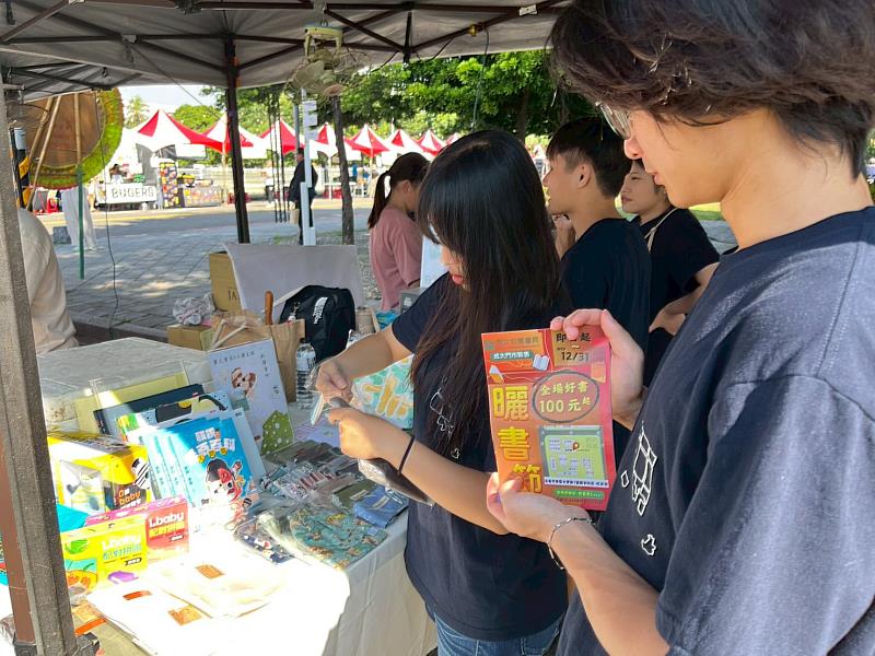 團隊成員隊依商品特性分類並設計商品陳列方式。