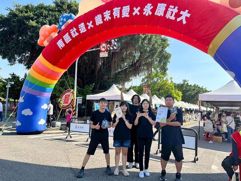 崑大公廣系畢製「七禮文風」參與「19TH你懂！歲末有愛」社造派對，推廣圖書與文創商品。