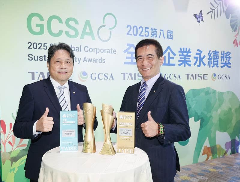 華航今年再奪「台灣十大永續典範企業獎」（服務業），成為台灣唯一獲此殊榮的航空公司，華航資深副總經理陳一戈（左）及永續長鄭智仁（右）共同出席頒獎典禮。