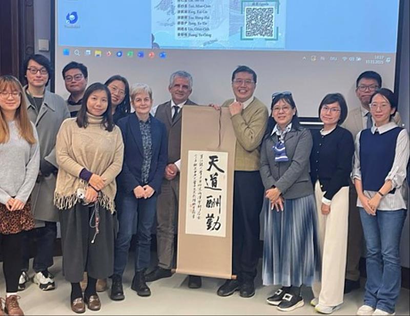 興大中文系團隊於11月15日和萊比錫大學（Leipzig University）東亞所舉辦雙邊研討會「清代和民國的文學與社會」，中文系並致贈林榮森教授題獻的書法以示友好之意。（左4鄭雅尹教授、左5蔡妙真教授、左6 Prof. Dr. Elisabeth Kaske（白莎）教授、左7 Prof. Dr. Philip Clart（柯若樸）教授；右2游勝輝教授、右4羅秀美教授、右5林仁昱教授）