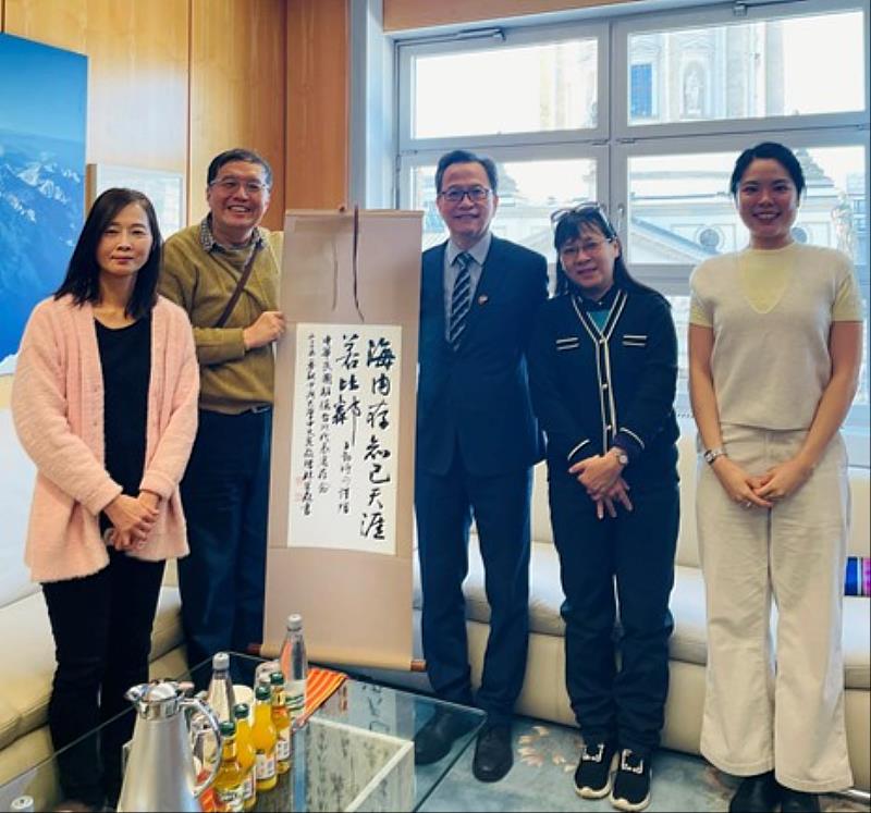 興大中文系團隊於11月19日拜會駐德國台北代表處，受到谷瑞生大使（中）與教育組翁勤瑛組長（左1）的歡迎，中文系並致贈林榮森教授題獻的書法以示敬意。左2林仁昱教授、右2羅秀美教授。右1為中文系106年畢業校友周心硯，目為為萊比錫大學東亞所碩士生（Prof. Dr. Philip Clart柯若樸教授指導）。