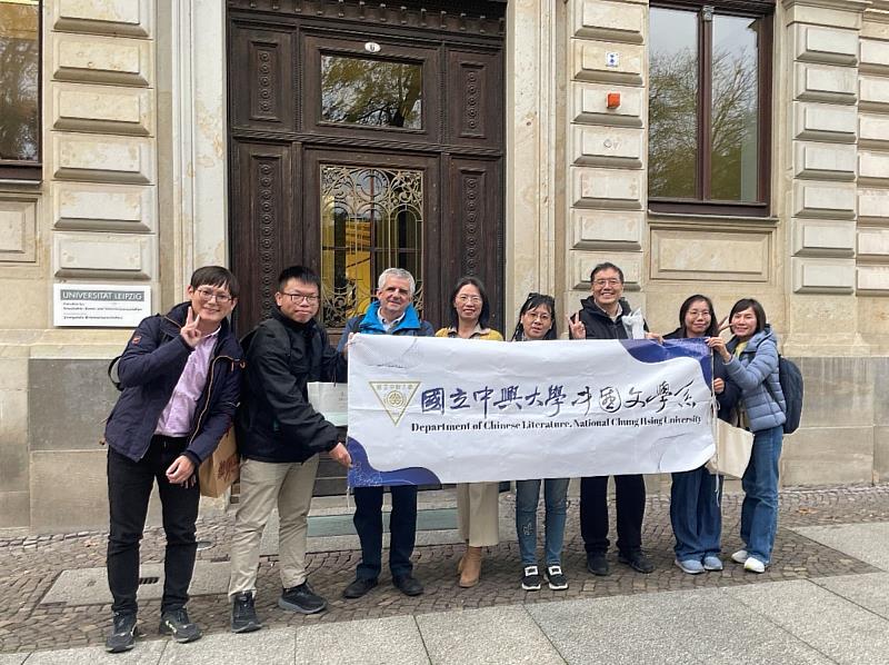興大中文系團隊於11月14日拜訪德國萊比錫大學（Leipzig University)東亞所（Institute of East Asian Studies,Chinese Studies），與所長Prof. Dr. Philip Clart（柯若樸）教授（左3）於東亞所大門前合影留念。（左2游勝輝教授、右5蔡妙真教授、右4羅秀美教授、右3林仁昱教授，右2鄭雅尹教授）。