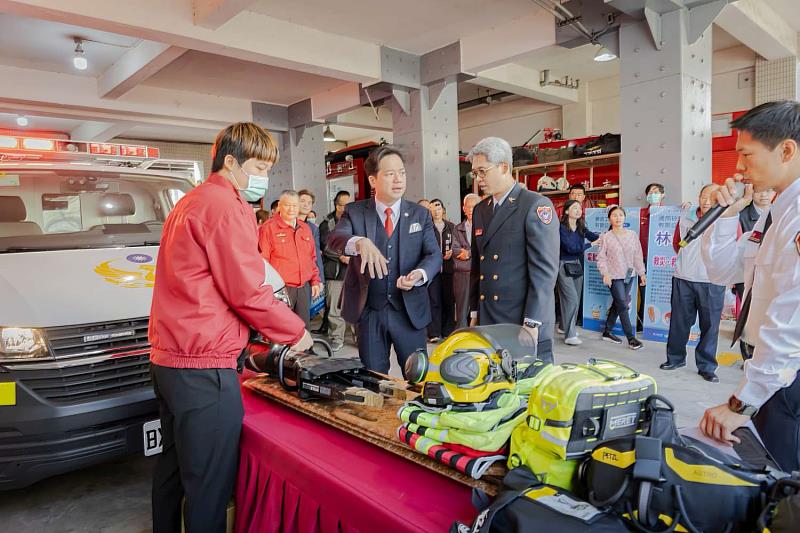 企業團體捐贈多項救災裝備。