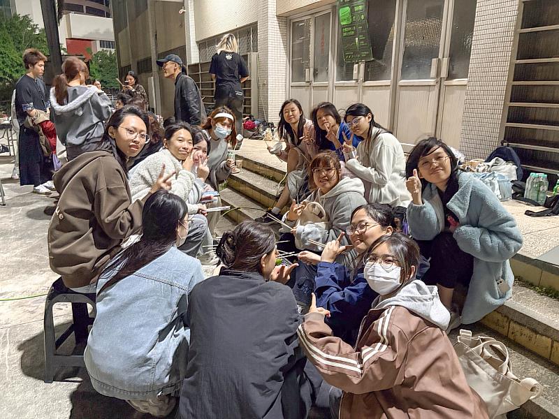 不同年級學生一起聊天烤肉。