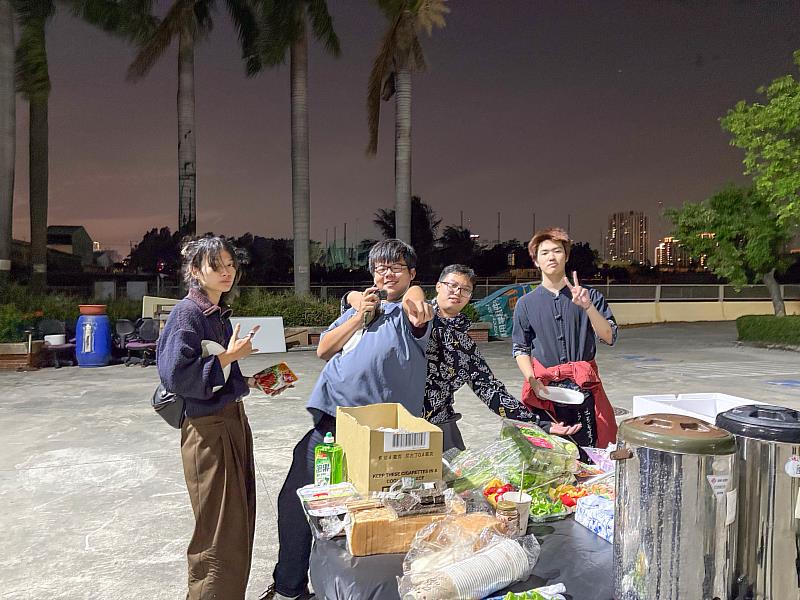 學生一起準備烤肉活動。