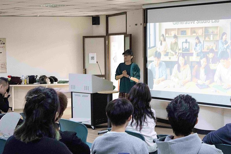 焦聖偉老師與學生介紹研究室。