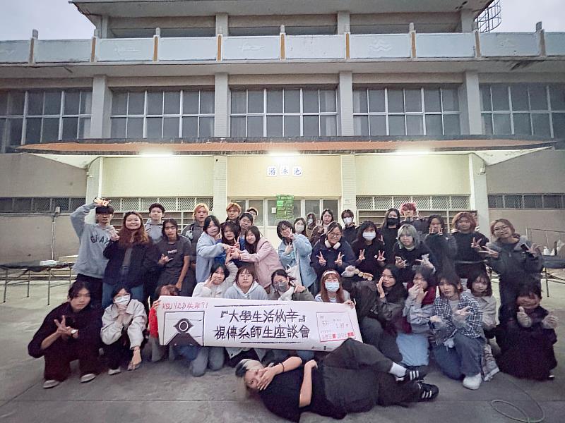 視傳系舉辦師生座談與烤肉大會，全體合影。