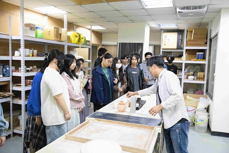 鄭明輝老師帶領大一學生參觀研究室。