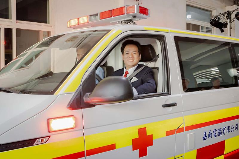 企業團體捐贈救護車，代理市長邱臣遠鳴笛啟用。