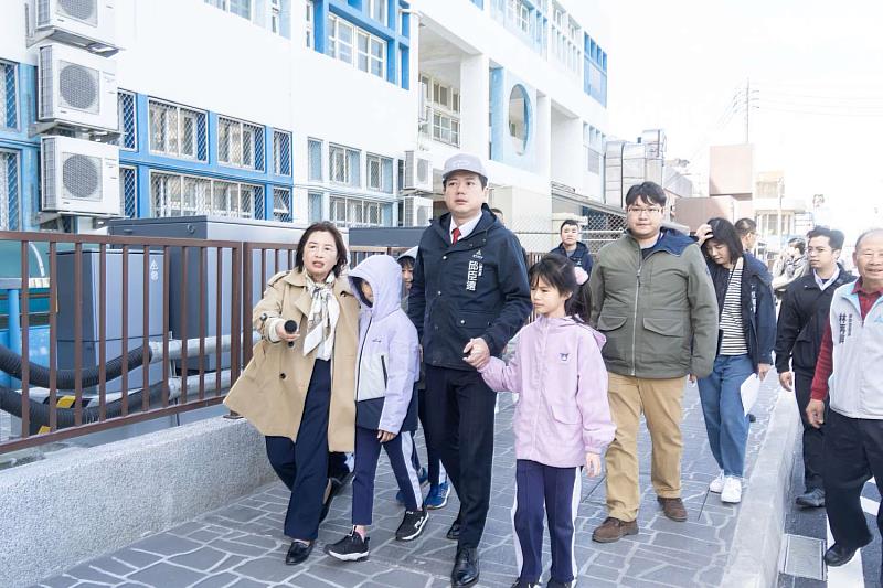 代理市長邱臣遠與師生等人，試走完工後的通學步道。