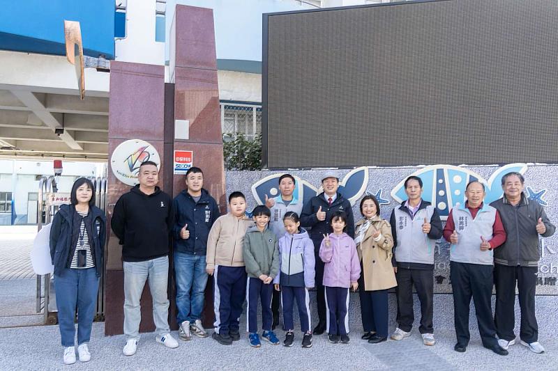 眾人試走通學步道後合影留念。