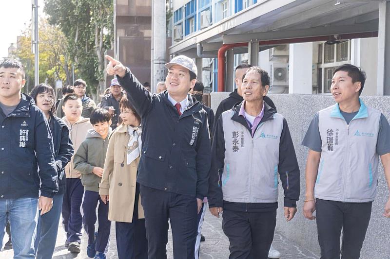 代理市長邱臣遠與師生等人，試走完工後的通學步道。