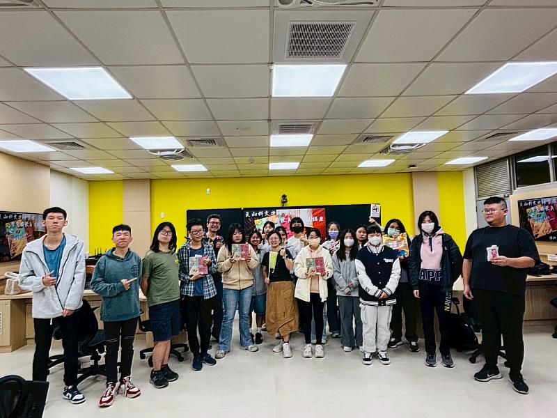 樂活學程規劃創意研習課程，學生體驗AI桌遊設計與府城藥籤文化。