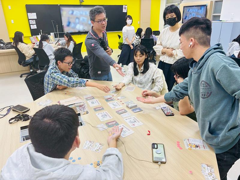 許永清老師帶領學生體驗漢藥桌遊。