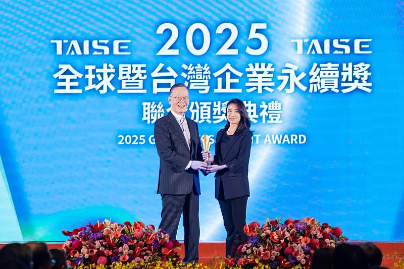 遠傳再度榮獲「TCSA台灣企業永續獎」最高榮譽「十大永續典範企業獎」，由TAISE董事長簡又新親自頒發，遠傳公關暨企業永續長林慧珊（右）代表出席受獎。