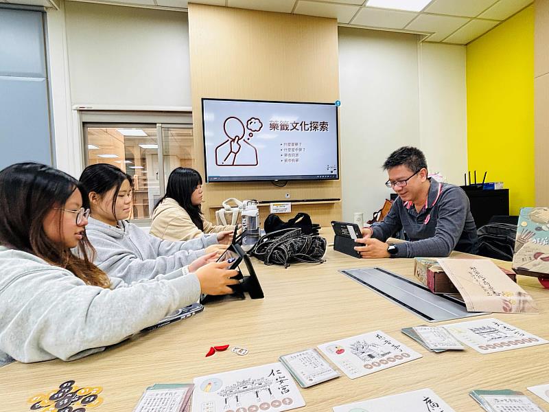 許永清老師教導學生如何使用提示詞生成自己的桌遊關鍵要點。