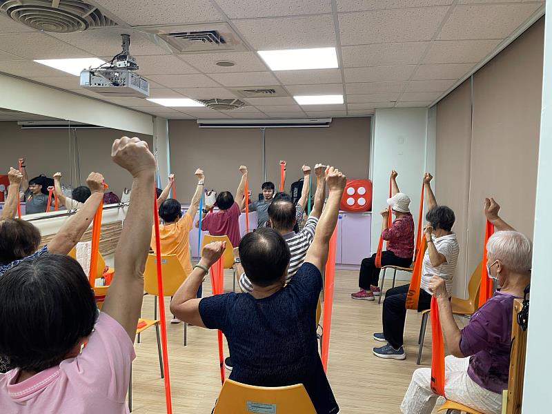 新莊區衛生所辦理運動課程、建置健康大富翁互動遊戲鼓勵長者活動。