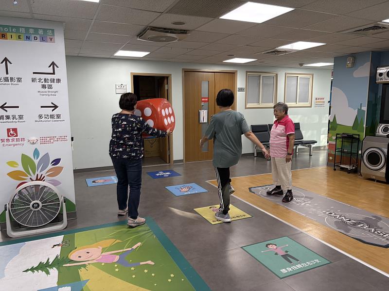 新莊區衛生所辦理運動課程、建置健康大富翁互動遊戲鼓勵長者活動。