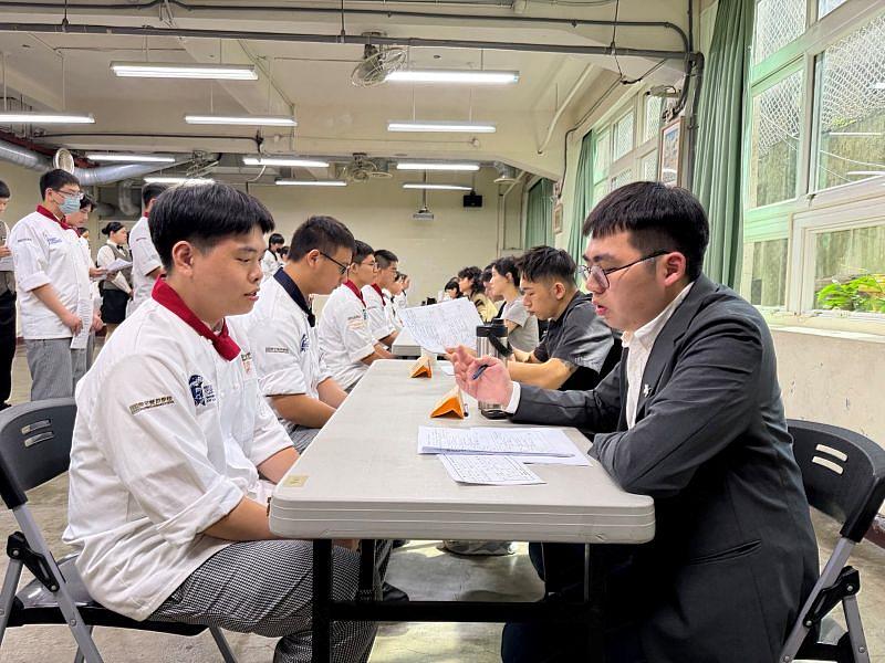 開平餐飲邀請近20位業界學長姐進行模擬面試，助力學生在聯合面試課程能有萬全準備。開平餐飲學校/提供