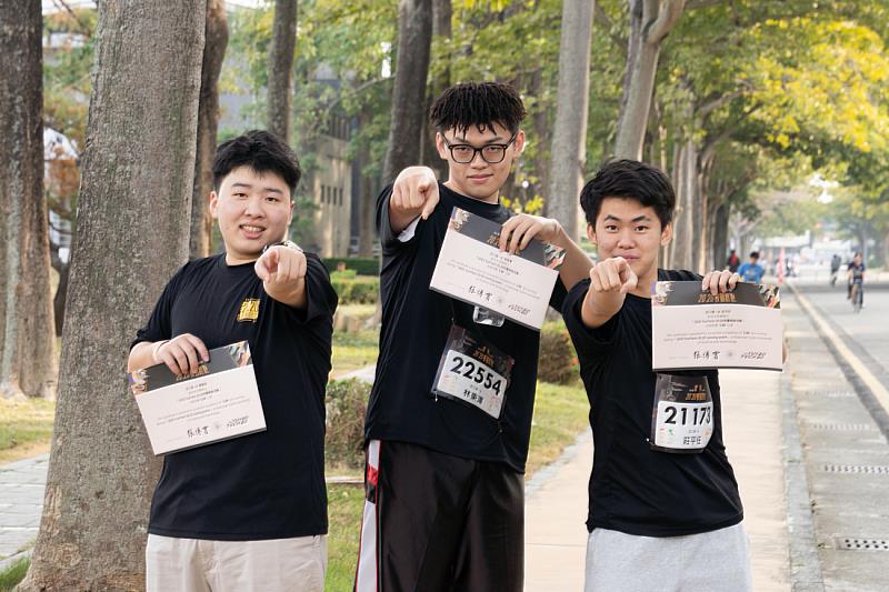 學生完成路跑後開心領取證書。