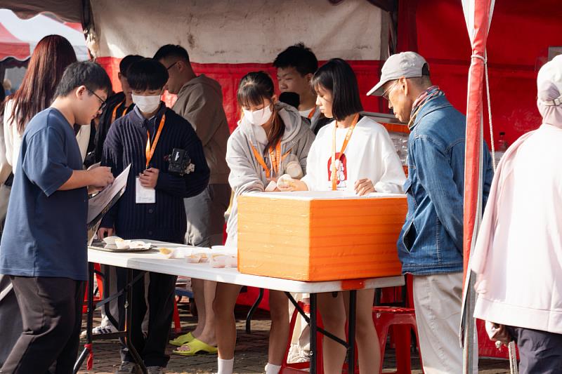 學生們盡量享用補給。