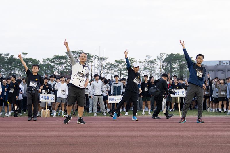 參與人員起跑前熱身。