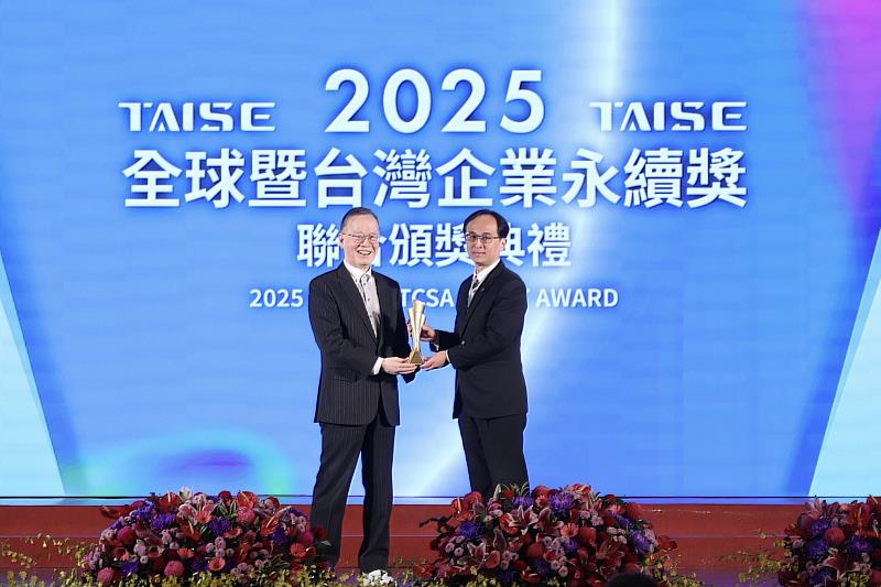 信義房屋在治理、環境與社會面向展現長期深耕成果,除獲TCSA與GCSA的4項ESG獎項外,也獲BSI ESG永續發展獎「領航獎」。信義房屋副總經理陳志桓(右)代表領獎。