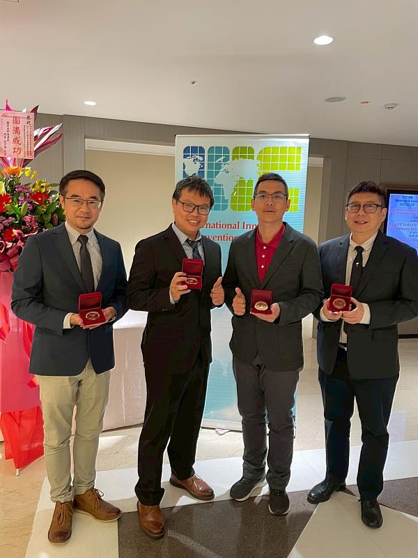 崑山科大應材系許豪麟助理教授（左起）、機械系劉鑑德助理教授、邱韋丞助理教授及翟大鈞助理教授等人，各有專利作品獲得金牌。