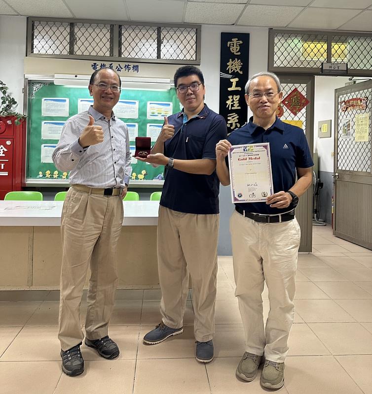 電機工程系李振興教授（右）師生團隊以「AI淨灘機器人」奪金。