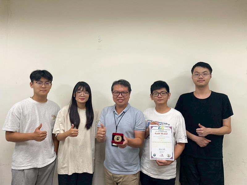 機械系劉鑑德助理教授（中）師生團隊以「太陽光導引與室內智慧照明溫控系統」奪金。