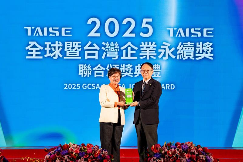 2025第18屆台灣企業永續獎今(26)日在台北圓山大飯店舉行頒獎典禮,台電由副總經理兼永續長蔡志孟(右)代表,自勞動部次長黃玲娜(左)手中接下大獎。