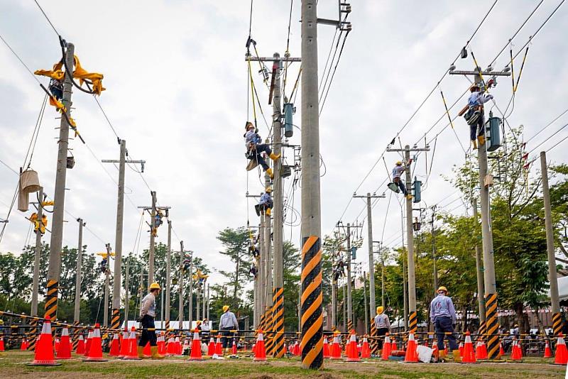 本屆台電也榮獲「人才發展領袖獎」單項績效獎。台電除透過多元管道招募新人，人才培訓上尤其重視專業、安全與現場應變能力，每年舉辦技能競賽超過半個世紀，透過跨世代電力專業同仁的技術傳承，打造肩負穩定供電使命的電力菁英。