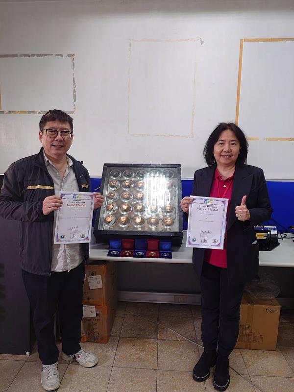 電動車暨智慧電子工程系謝明君教授（右）、機械系翟大鈞助理教授（左）共同發明「全日型低溫太陽熱能智慧發電系統」獲金牌。