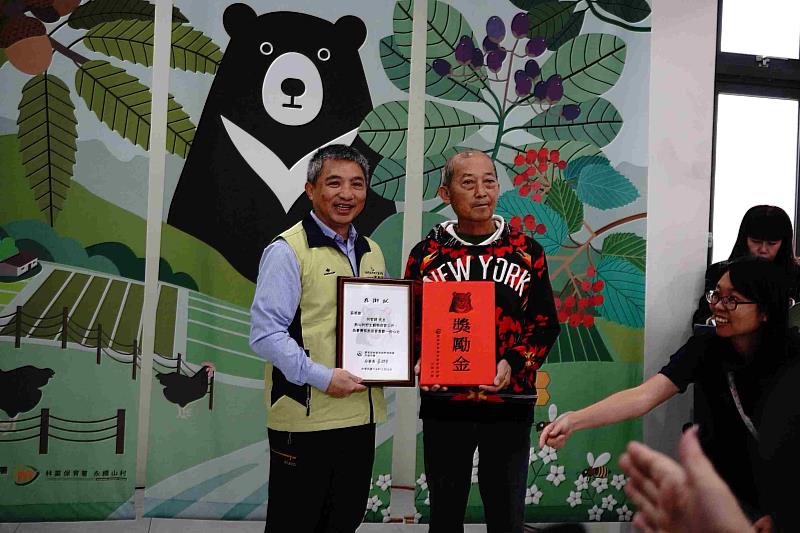 林業保育署花蓮分署長黃群策（左）頒發台灣黑熊生態給付獎勵金予通報人何智超。