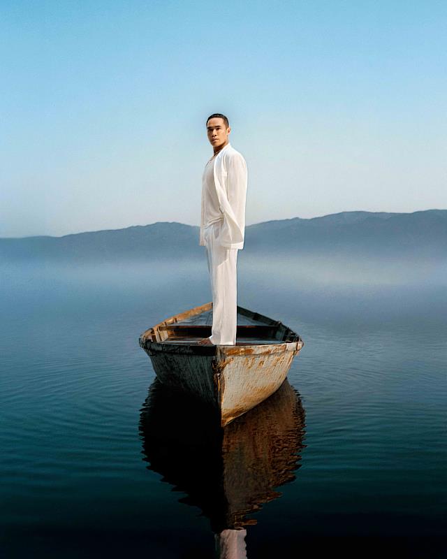 專輯《VOYAGER》收錄優席夫多年間創作的原創歌曲，以及對傳統歌謠的重新詮釋；內容涵蓋離鄉經驗、環境關懷與文化傳承等主題。（圖／風潮音樂提供）