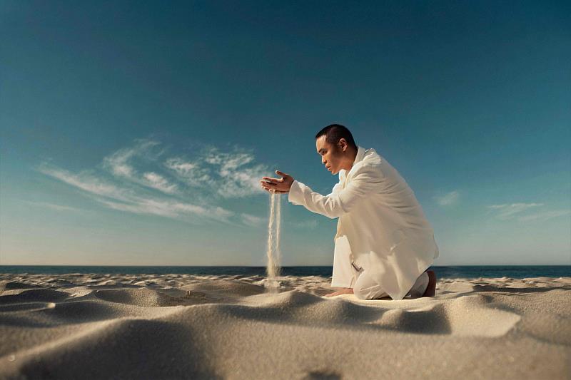 專輯《VOYAGER》在跨界電子與當代民謠之間遊走，打造充滿驚喜的音樂沙龍。（圖／風潮音樂提供）