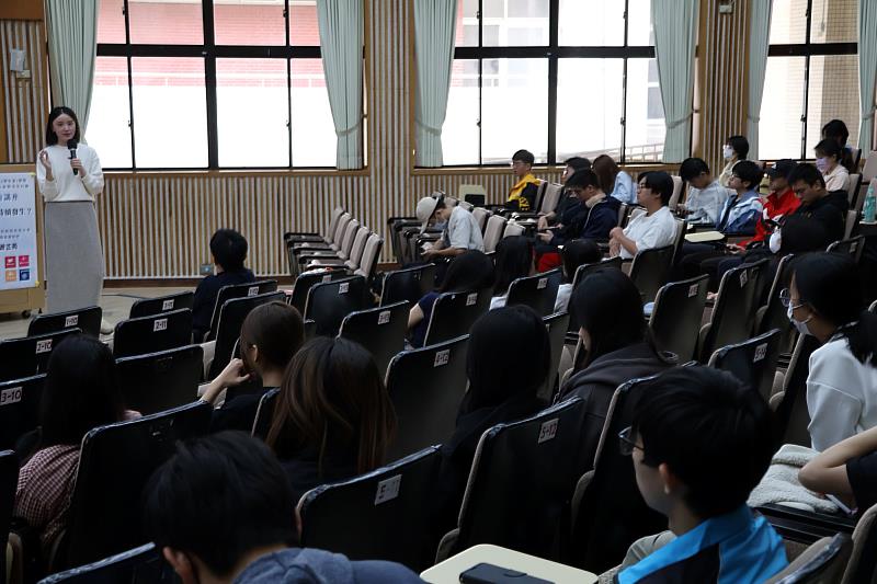 南大學生聚精會神聆聽游芷筠經理的講座分享。